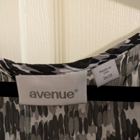 Avenue black & white brush stroke, layered, sleeveless blouse, size 26/28 - Picture 4 of 12